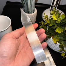 Load image into Gallery viewer, Selenite Phantom Flat Point
