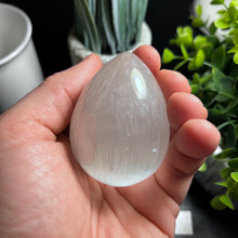 Load image into Gallery viewer, Selenite Egg